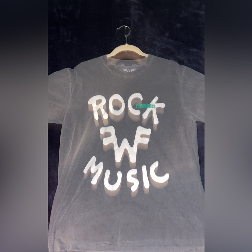 Pleasures x weezer t shirt
